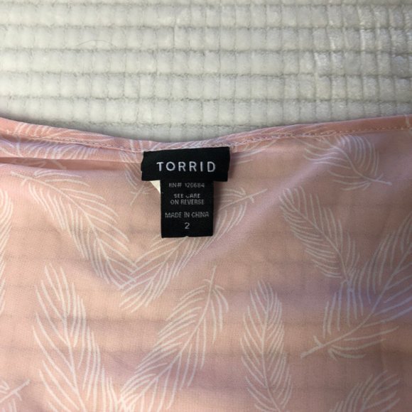 Torrid Pink Feather Print Sharkbite Blouse SZ 2 - Picture 4 of 8
